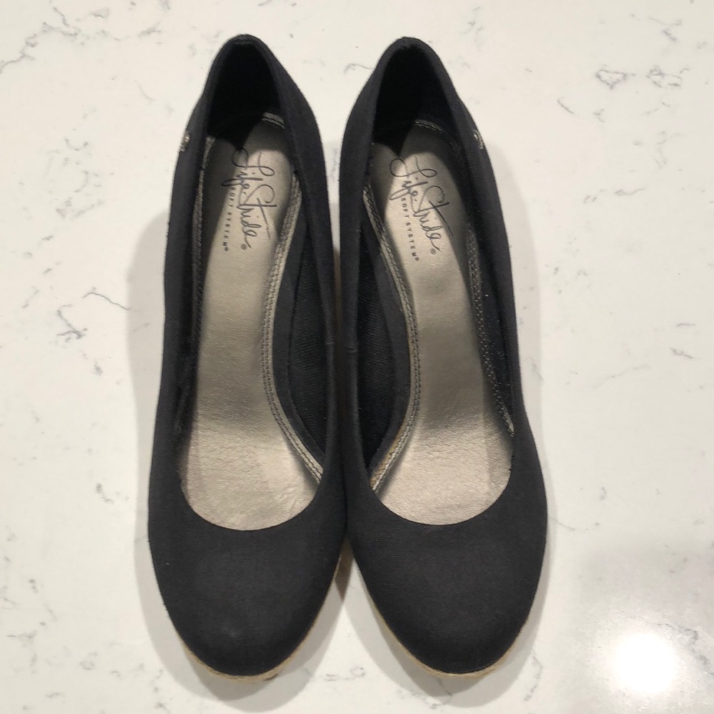 Comfy Black Closed-toed wedges, Size 9.5